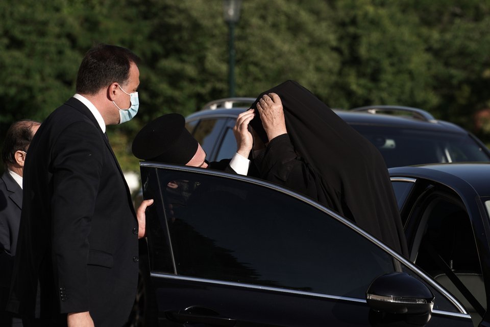 Ο Αρχιεπίσκοπος Ιερώνυμος βγαίνοντας από το αυτοκίνητο / Φωτογραφία: Menelaos Myrillas/SOOC