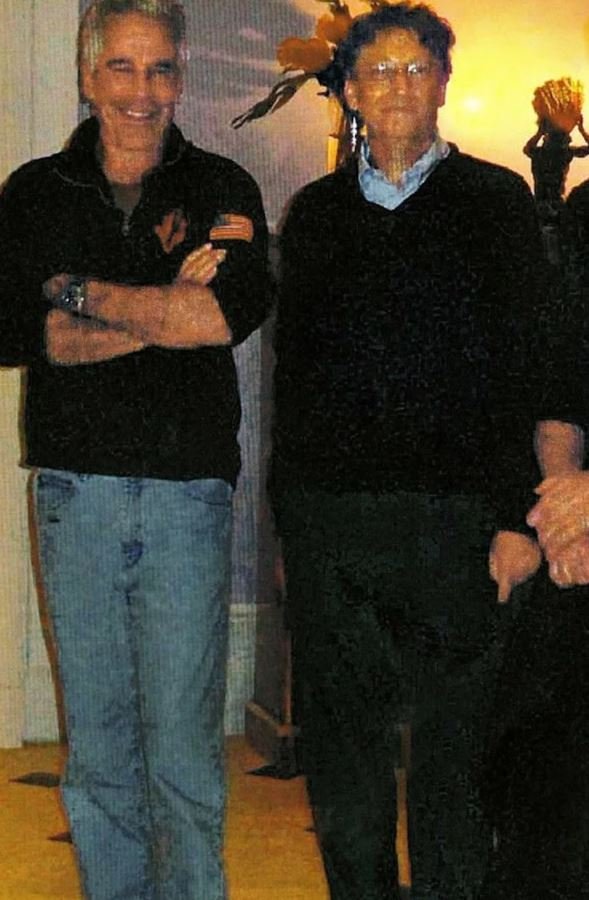 Ο Τζέφρι Επστάιν και ο Μπιλ Γκέιτς στην κατοικία του τελευταίου στο Μανχάταν το 2013