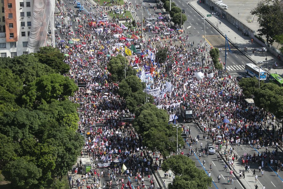 Δεκάδες χιλιάδες διαδηλωτές στο Ρίο ντε Τζανέιρο