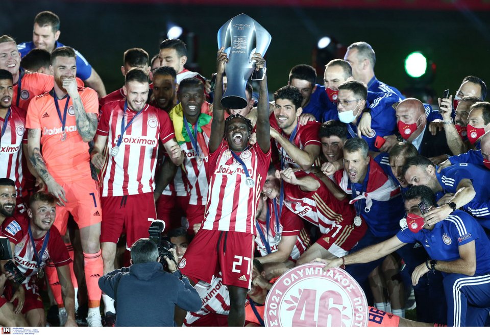 Ο Μπρούμα σηκώνει το 46ο πρωτάθλημα του Ολυμπιακού / Φωτογραφία: Intime news