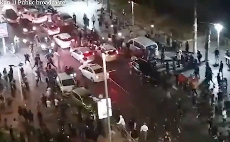 O οδηγός προσπάθησε απεγνωσμένα, όπως φαίνεται στις εικόνες, να αποφύγει το πλήθος, προτού δεχθεί την επίθεση
