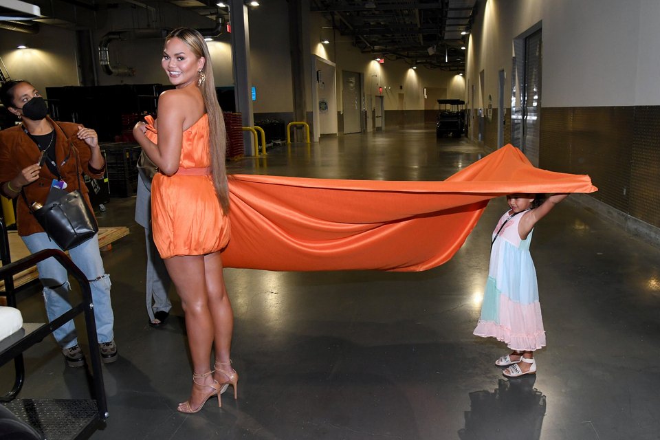 Η 5χρονη κόρη της Κρίσι Τέιγκεν φροντίζει να μην σέρνεται το φόρεμα της μητέρας της 