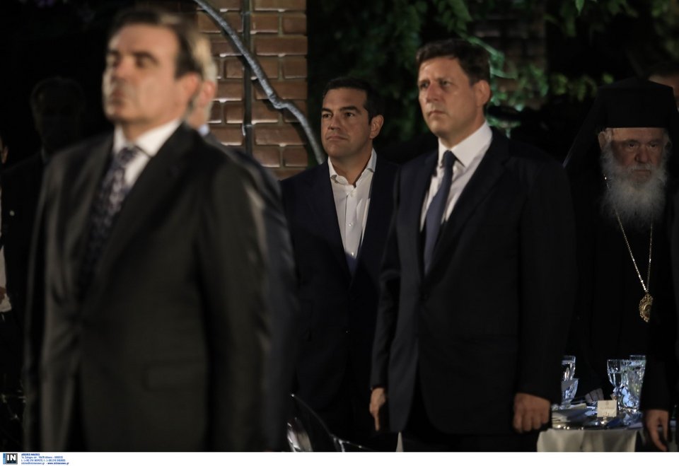 Ο Αλέξης Τσίπρας, ο Μιλτιάδης Βαρβιτσιώτης, ο Μαργαρίτης Σχοινάς και ο Αρχιεπίσκοπος Ιερώνυμος στην ανάκρουση του Εθνικού Υμνου / Φωτογραφία: Intimenews/ΛΙΑΚΟΣ ΓΙΑΝΝΗΣ