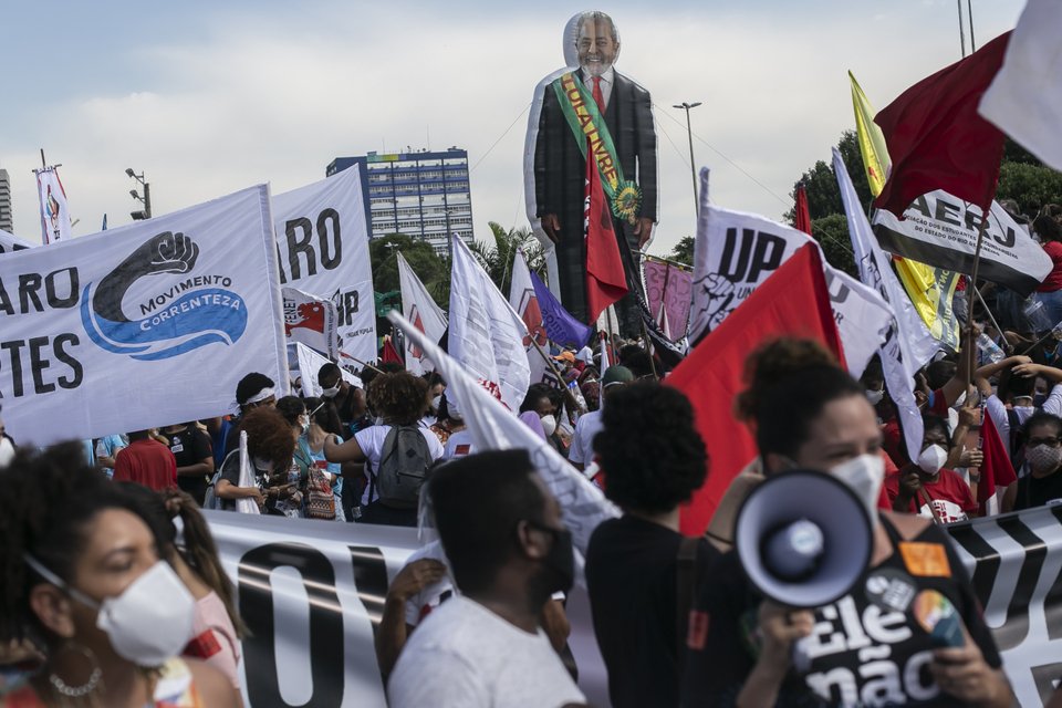 Οι διαδηλωτές διαμαρτυρήθηκαν για τη διαχείριση της κρίσης της πανδημίας