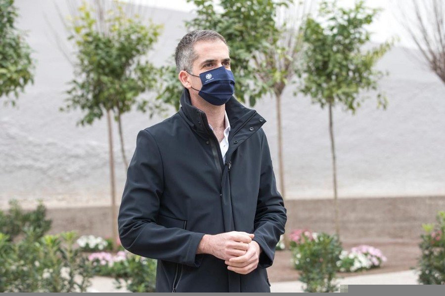 Ο δήμαρχος Αθηναίων Κώστας Μπακογιάννης στο «πάρκο τσέπης» στον Κολωνό