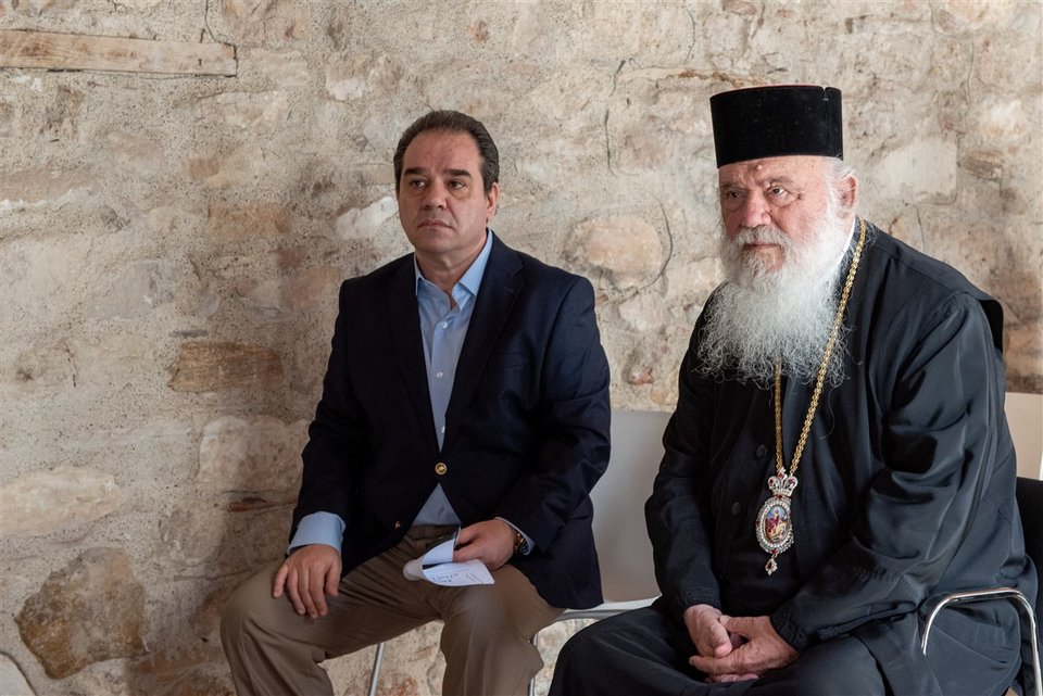 Ο Αρχιεπίσκοπος Ιερώνυμος και ο γενικός διευθυντής της «Αποστολής», Κωστής Δήμτσας