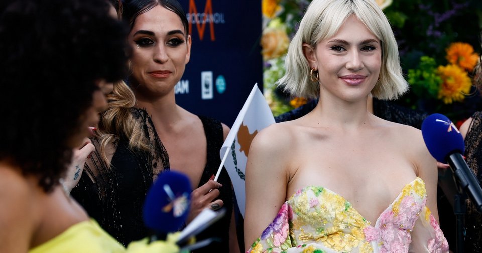 Με καλοκαιρινό φόρεμα στο τιρκουάζ χαλί της Eurovision 2021, η Έλενα Τσαγκρινού