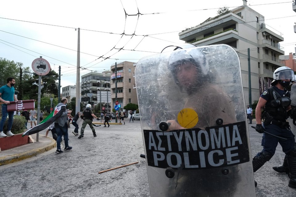 Επεισόδια και δακρυγόνα στη Λεωφόρο Κηφισίας σε πορεία διαμαρτυρίας στην πρεσβεία του Ισραήλ Φωτογραφία: Alexandros Michailidis/SOOC