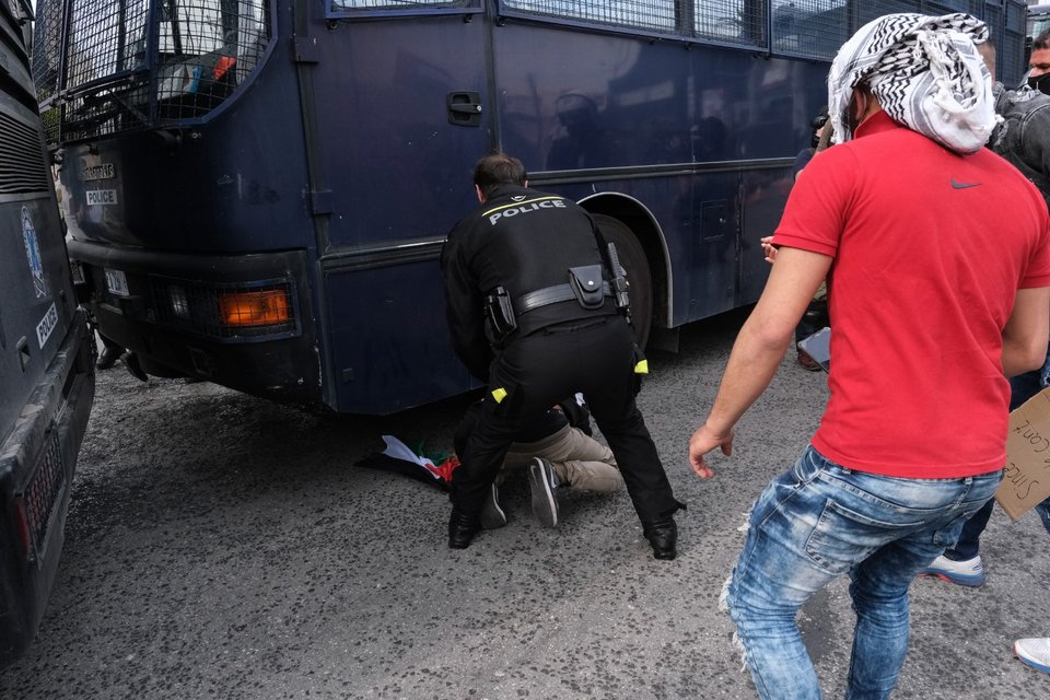 Επεισόδια και δακρυγόνα στη Λεωφόρο Κηφισίας σε πορεία διαμαρτυρίας στην πρεσβεία του Ισραήλ Φωτογραφία: Alexandros Michailidis/SOOC