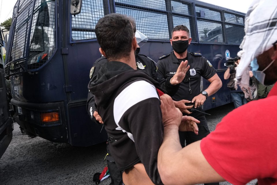 Επεισόδια και δακρυγόνα στη Λεωφόρο Κηφισίας σε πορεία διαμαρτυρίας στην πρεσβεία του Ισραήλ Φωτογραφία: Alexandros Michailidis/SOOC