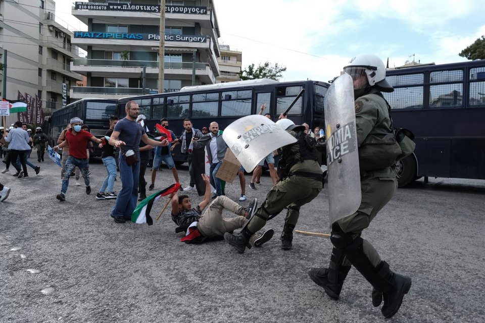 Επεισόδια και δακρυγόνα στη Λεωφόρο Κηφισίας σε πορεία διαμαρτυρίας στην πρεσβεία του Ισραήλ Φωτογραφία: Alexandros Michailidis/SOOC