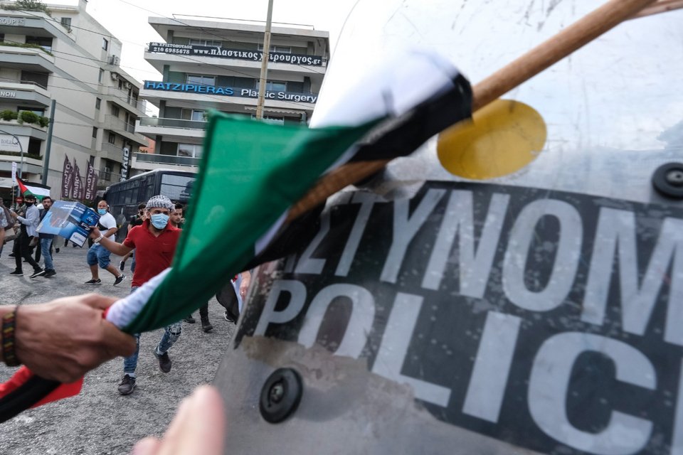 Επεισόδια και δακρυγόνα στη Λεωφόρο Κηφισίας σε πορεία διαμαρτυρίας στην πρεσβεία του Ισραήλ Φωτογραφία: Alexandros Michailidis/SOOC