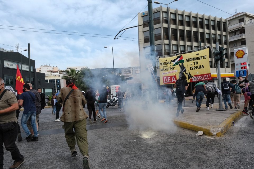Επεισόδια και δακρυγόνα στη Λεωφόρο Κηφισίας σε πορεία διαμαρτυρίας στην πρεσβεία του Ισραήλ Φωτογραφία: Alexandros Michailidis/SOOC