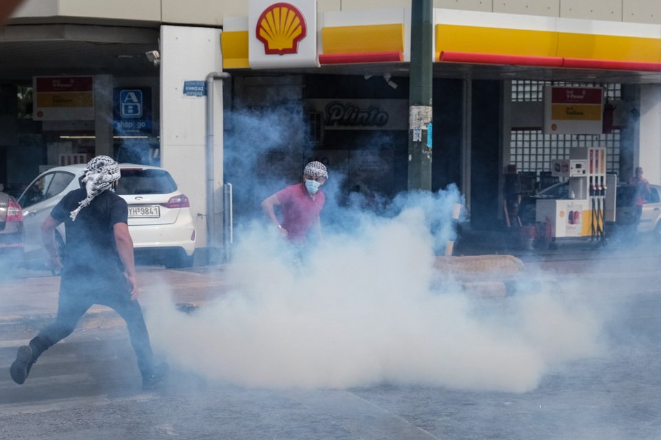 Επεισόδια και δακρυγόνα στη Λεωφόρο Κηφισίας σε πορεία διαμαρτυρίας στην πρεσβεία του Ισραήλ Φωτογραφία: Alexandros Michailidis/SOOC