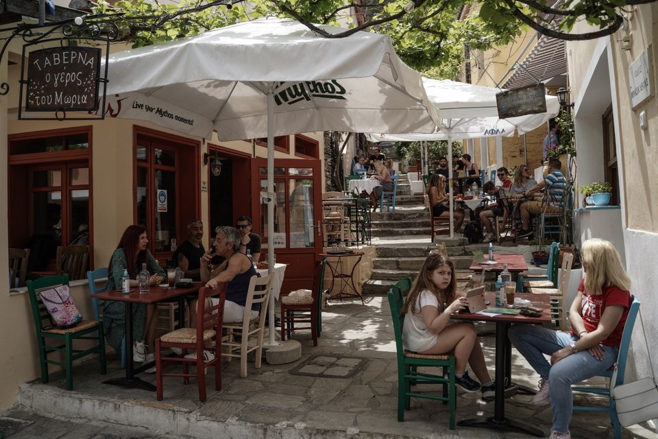 Κόσμος στα καφέ στην Πλάκα-Φωτογραφία: Eurokinissi