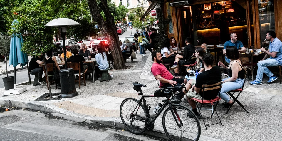 &Pi;&rho;ώ&tau;&omicron; &beta;&rho;ά&delta;&upsilon; &mu;&epsilon; &alpha;&nu;&omicron;&iota;&chi;&tau;ά &mu;&pi;&alpha;&rho; &kappa;&alpha;&iota; &epsilon;&sigma;&tau;&iota;&alpha;&tau;ό&rho;&iota;&alpha; &mu;&epsilon;&tau;ά &tau;&omicron; &epsilon;&xi;ά&mu;&eta;&nu;&omicron; lockdown &Phi;&omega;&tau;&omicron;&gamma;&rho;&alpha;&phi;ί&alpha;: EUROKINISSI/&Tau;&Alpha;&Tau;&Iota;&Alpha;&Nu;&Alpha; &Mu;&Pi;&Omicron;&Lambda;&Alpha;&Rho;&Eta;