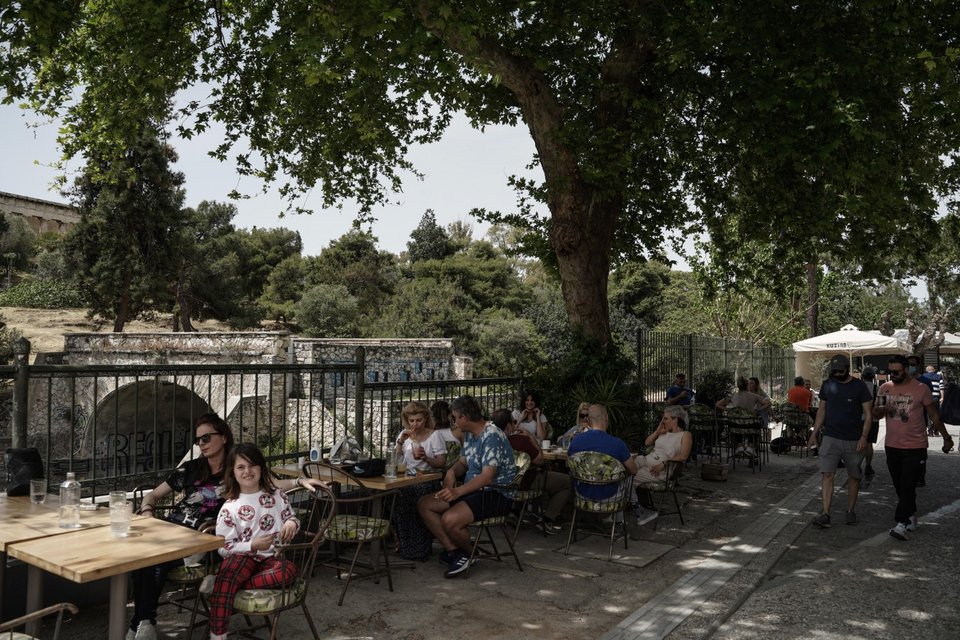 Κόσμος στα καφέ στο Μοναστηράκι -Φωτογραφία: Eurokinissi
