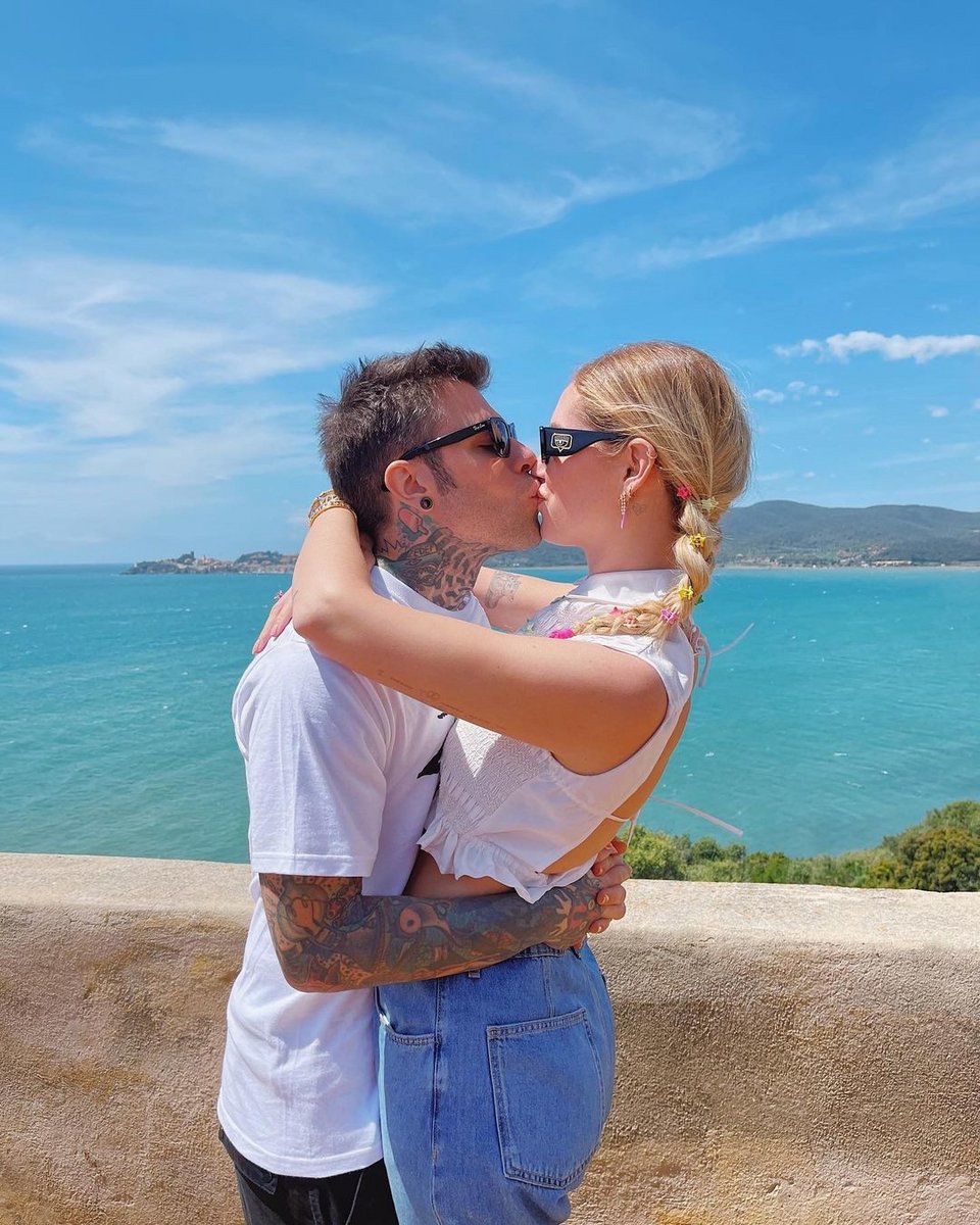 Fedez και Κιάρα Φεράνι μοιράζονται ένα φιλί