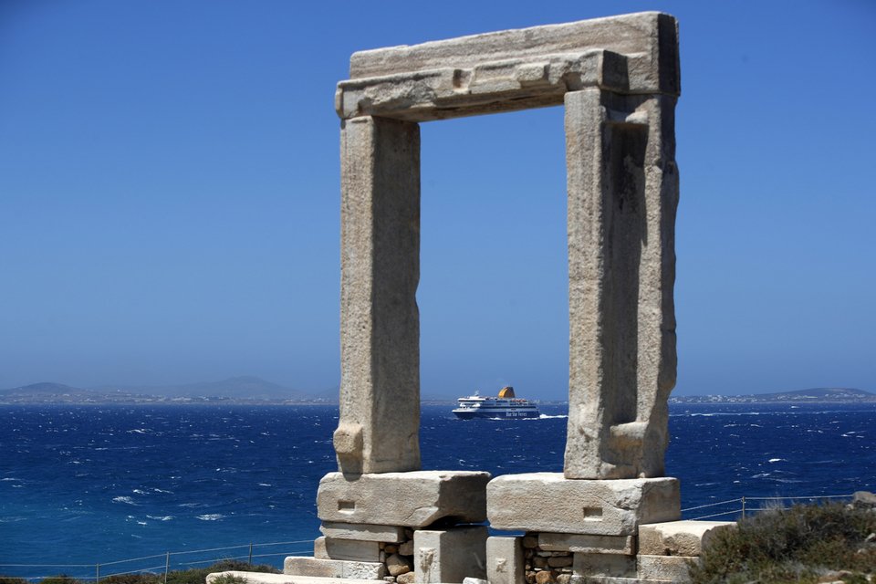 Ferry boat πλησιάζει στο λιμάνι της Νάξου