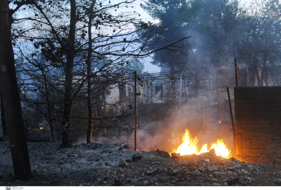 Μαίνεται η φωτιά στον Σχίνο Κορινθίας