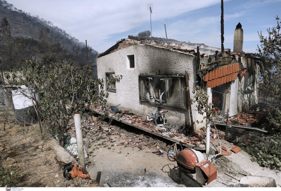 φωτιά στον Σχίνο Κορινθίας καμμένα σπίτια