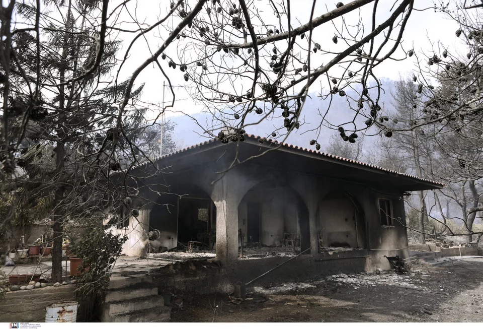 φωτιά στον Σχίνο Κορινθίας καμμένα σπίτια