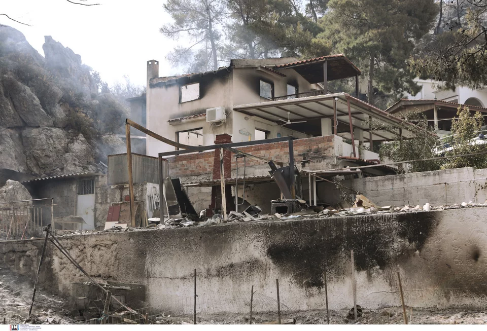 φωτιά στον Σχίνο Κορινθίας καμμένα σπίτια