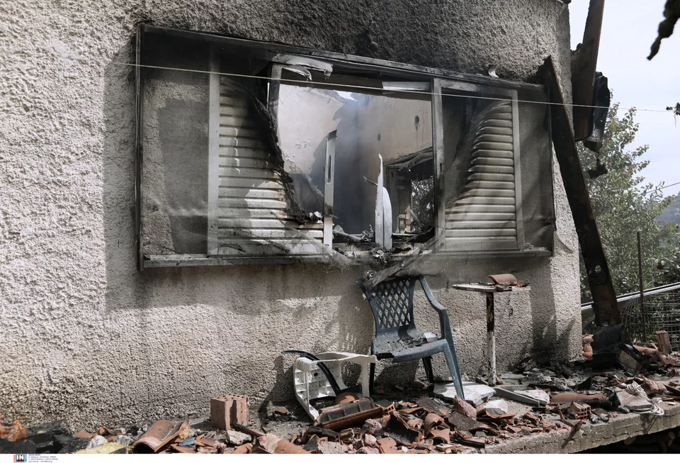 φωτιά στον Σχίνο Κορινθίας καμμένα σπίτια