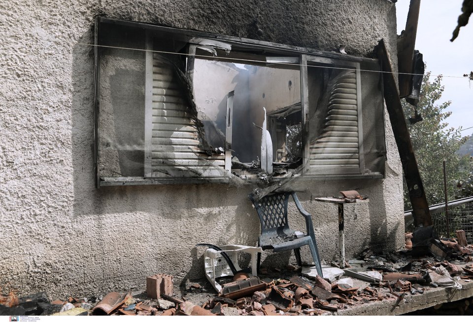 φωτιά στον Σχίνο Κορινθίας καμμένα σπίτια