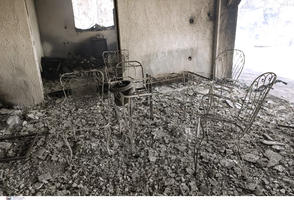 φωτιά στον Σχίνο Κορινθίας καμμένα σπίτια