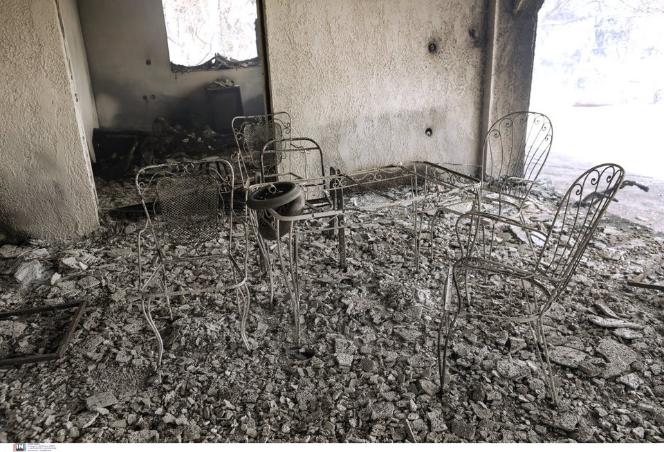 φωτιά στον Σχίνο Κορινθίας καμμένα σπίτια