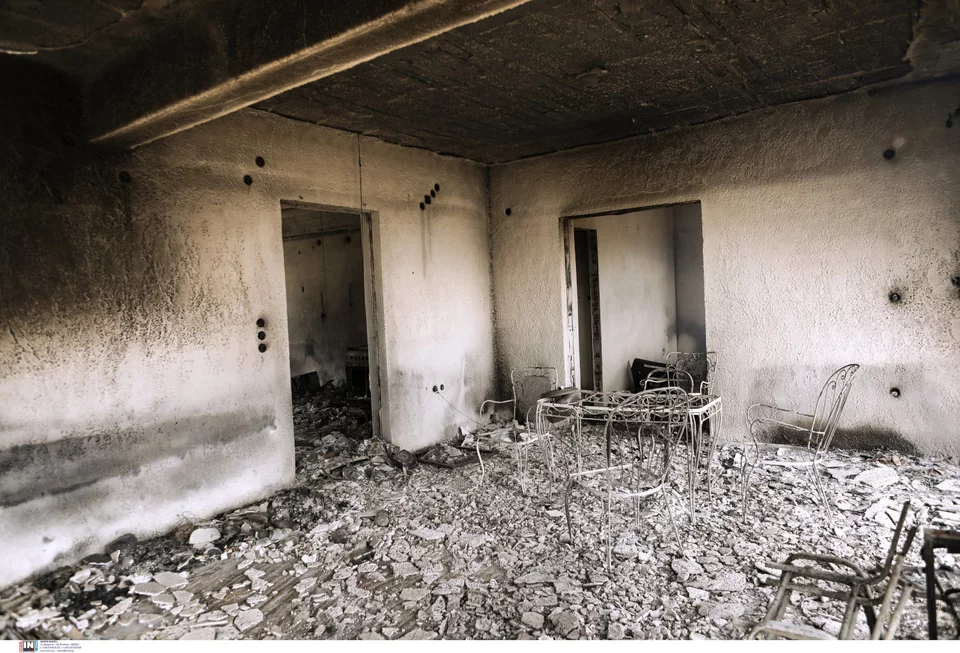 φωτιά στον Σχίνο Κορινθίας καμμένα σπίτια