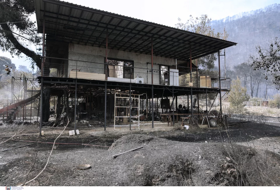 φωτιά στον Σχίνο Κορινθίας καμμένα σπίτια