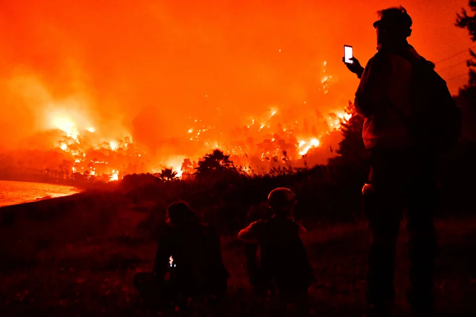 Φωτιά στον Σχίνο Κορινθίας: Οι φλόγες περικύκλωσαν σπίτια, εκκενώθηκαν οικισμοί -Εως την Αθήνα έφτασαν στάχτες και καπνοί | ΕΛΛΑΔΑ | iefimerida.gr