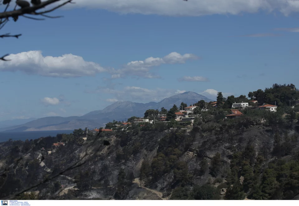 Η καμένη Γη από τις διάσπαρτες εστίες φωτιάς στα Γεράνεια Όρη / Φωτογραφία: INTIMENEWS / ΛΙΑΚΟΣ ΓΙΑΝΝΗΣ