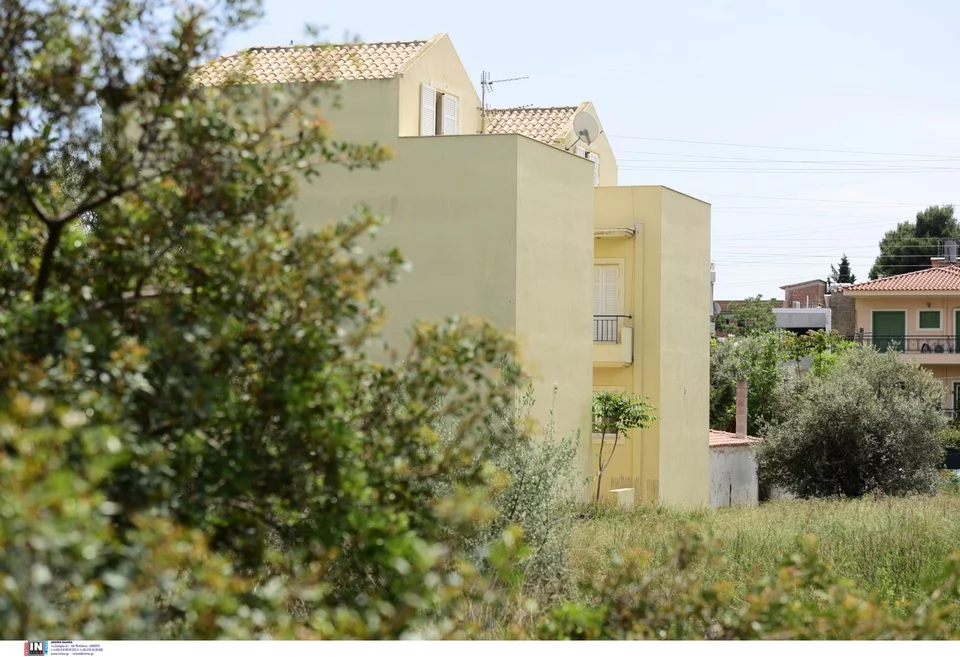 Οι δράστες εισέβαλαν στο σπίτι της οικογένειας στις 5 τα ξημερώματα της Τρίτης από το παράθυρο στην πίσω πλευρά της οικίας που έβγαζε στο ημιυπόγειο του κτιρίου.