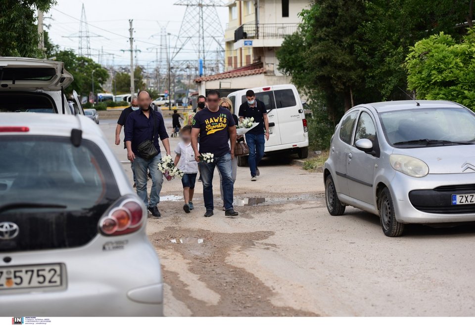 Γλυκά Νερά: Λουλούδια αφήνουν γνωστοί και φίλοι έξω από το σπίτι που σημειώθηκε το στυγερό έγκλημα Φωτογραφία: Intimenews/ΠΑΝΑΓΙΩΤΟΠΟΥΛΟΣ ΝΙΚΟΣ