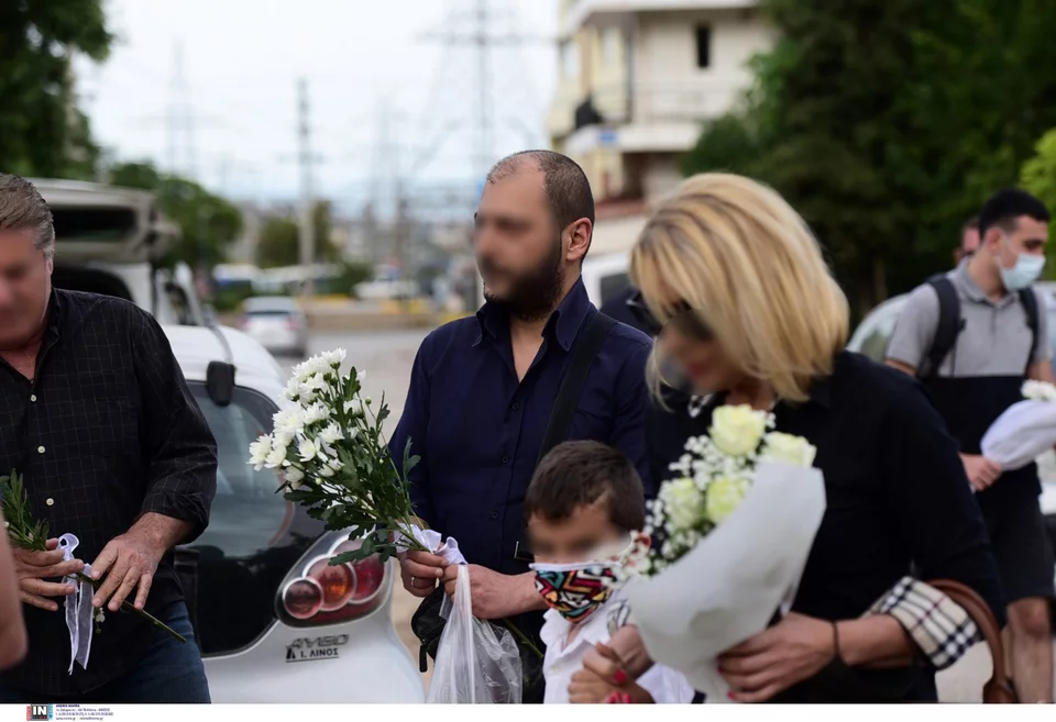 Γλυκά Νερά: Λουλούδια αφήνουν γνωστοί και φίλοι έξω από το σπίτι που σημειώθηκε το στυγερό έγκλημα -Φωτογραφία: Intimenews/ΠΑΝΑΓΙΩΤΟΠΟΥΛΟΣ ΝΙΚΟΣ
