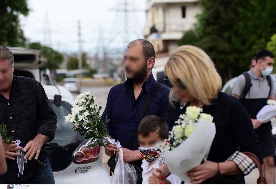 Γλυκά Νερά: Λουλούδια αφήνουν γνωστοί και φίλοι έξω από το σπίτι που σημειώθηκε το στυγερό έγκλημα Φωτογραφία: Intimenews/ΠΑΝΑΓΙΩΤΟΠΟΥΛΟΣ ΝΙΚΟΣ