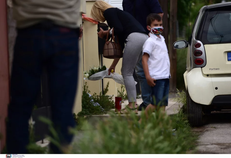 Γλυκά Νερά: Λουλούδια αφήνουν γνωστοί και φίλοι έξω από το σπίτι που σημειώθηκε το στυγερό έγκλημα -Φωτογραφία: Intimenews/ΠΑΝΑΓΙΩΤΟΠΟΥΛΟΣ ΝΙΚΟΣ