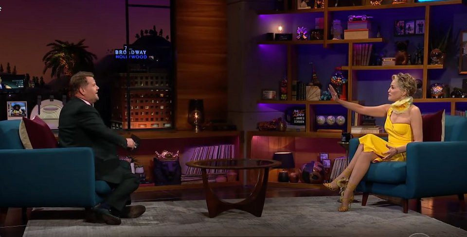 Η Σάρον Στόουν στην εκπομπή του Τζέιμς Κορντέν