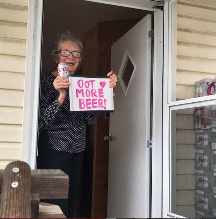 Η ηλικιωμένη πανευτυχής όταν παρέλαβε τις μπίρες της