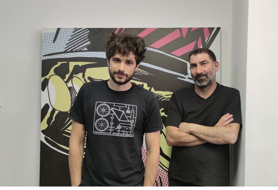 « Εχουμε κρατήσει τη βωμολοχία, τη σκληρή γλώσσα, δεν κάνουμε μια μουσική παράσταση με χαμηλά λιπαρά. Είναι και αυτό ένα στοίχημα». Γιάννης Νιάρρος, Γιάννης Οικονομίδης / Φωτογραφία iefimerida