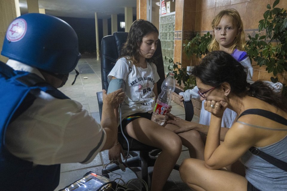 Πρώτες βοήθειες σε νεαρή Ισραηλινή έπειτα από χτύπημα της Χαμάς με ρουκέτες Φωτογραφία: AP Photo/Tsafrir Abayov