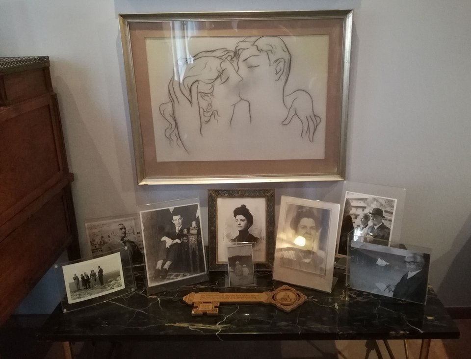 Ενα ακόμα από τα τέσσερα φιλιά στην κρεματοκάμαρα του Βασίλη και της Λητώς Κατακουζηνού