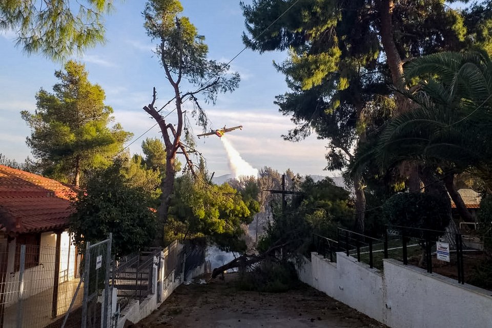 Πυροσβεστικό αεροσκάφος επιχειρεί στα Ίσθμια Κορινθίας