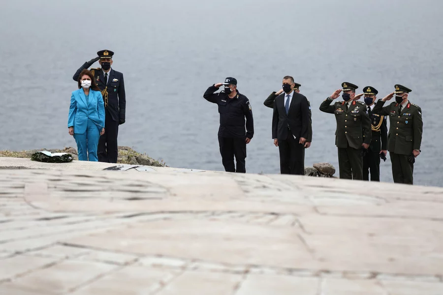  H Πρόεδρος της Δημοκρατίας Κατερίνα Σακελλαροπούλου συνοδευόμενη από τον υφυπουργό Εθνικής Άμυνας Αλκιβιάδη Στεφανή καταθέτει στεφάνι στο μνημείο του υποσμηναγού Νικόλαου Σιαλμά
