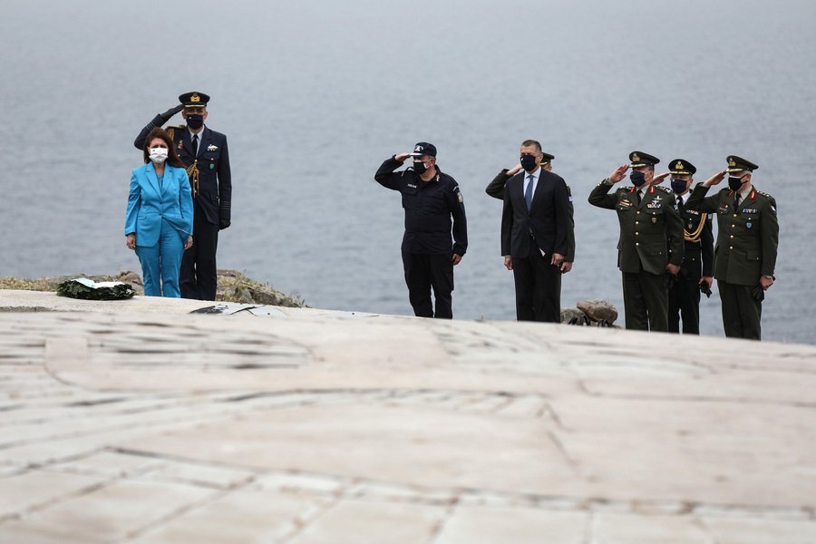 H Πρόεδρος της Δημοκρατίας Κατερίνα Σακελλαροπούλου συνοδευόμενη από τον υφυπουργό Εθνικής Άμυνας Αλκιβιάδη Στεφανή καταθέτει στεφάνι στο μνημείο του υποσμηναγού Νικόλαου Σιαλμά