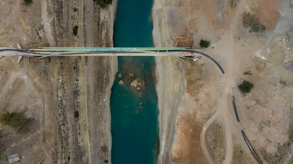 Η μεγάλη κατολίσθηση στον Ισθμό της Κορίνθου από ψηλά