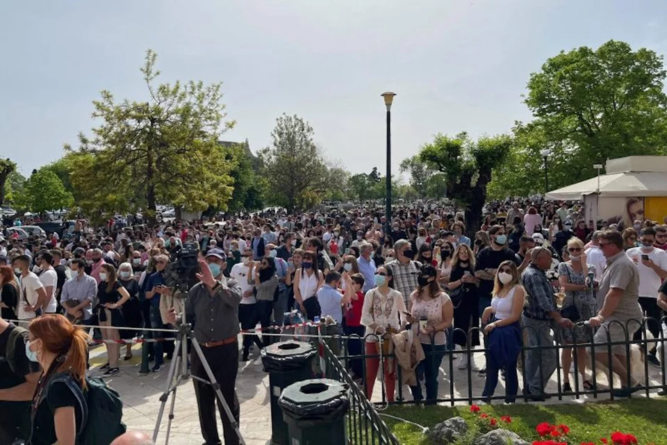 Αρκετός κόσμος συγκεντρώθηκε στο σημείο φορώντας μάσκες, αλλά χωρίς να τηρούνται αποστάσεις στην Κέρκυρα